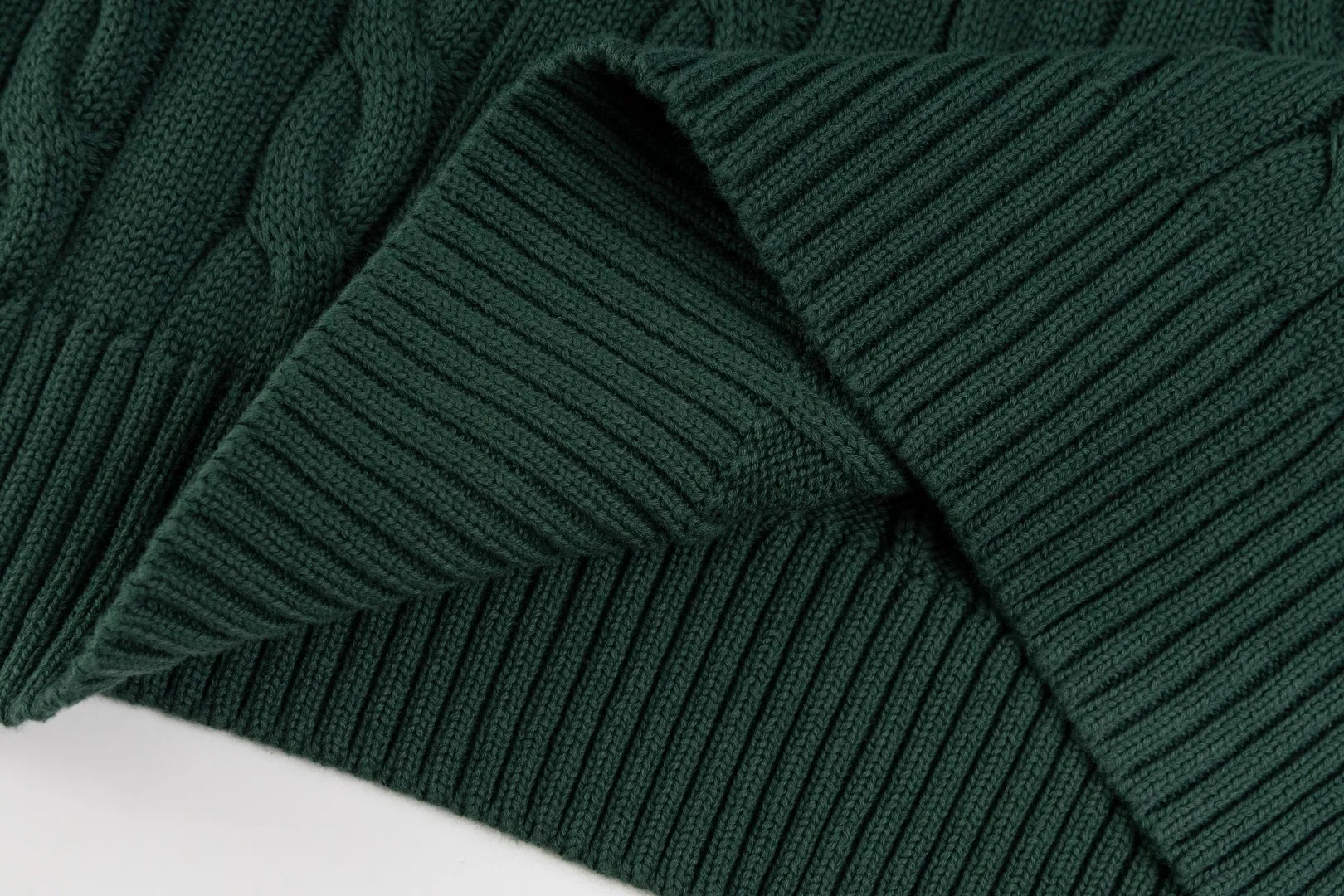 P236 #R92 RALPH LAUREN Ralph Lauren fifteen colors classic small label embroidery logo turtleneck pullover half-zip knitted cable sweater with high-density LOGO embroidery on the chest and original customized tag accessories. Made of pure cotton yarn, pure cotton is skin-friendly and comfortable, small label war horse embroidered twist turtleneck sweater 🐎 high quality, follow the blogger to learn how to wear it! Let’s buy a Ralph Lauren cable sweater. It’s a super hard-to-find series after it became popular. It’s hard to find one on the official website. It’s simple and practical to wear, with a lazy and loose feel. The thickened fabric has more texture, feels soft and delicate, and has a loose fit. Whether worn alone or layered, you can wear different styles of fashion with just one piece!   Size：XS S M L